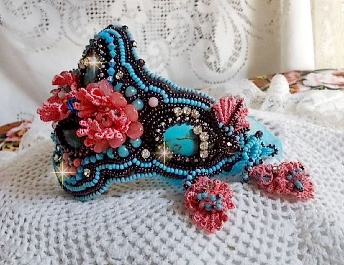 Bracelet Naïade Haute-Couture cuff embroidered with Turquoise cabochons, a very old pink lace, gemstone beads: Coral Light and seed beads 