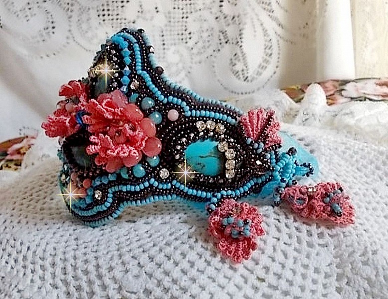 Bracelet Na&iuml;ade Haute-Couture cuff embroidered with Turquoise cabochons, a very old pink lace, gemstone beads: Coral Light and seed beads 