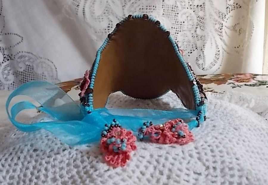 Bracelet Naïade Haute-Couture cuff embroidered with Turquoise cabochons, a very old pink lace, gemstone beads: Coral Light and seed beads 