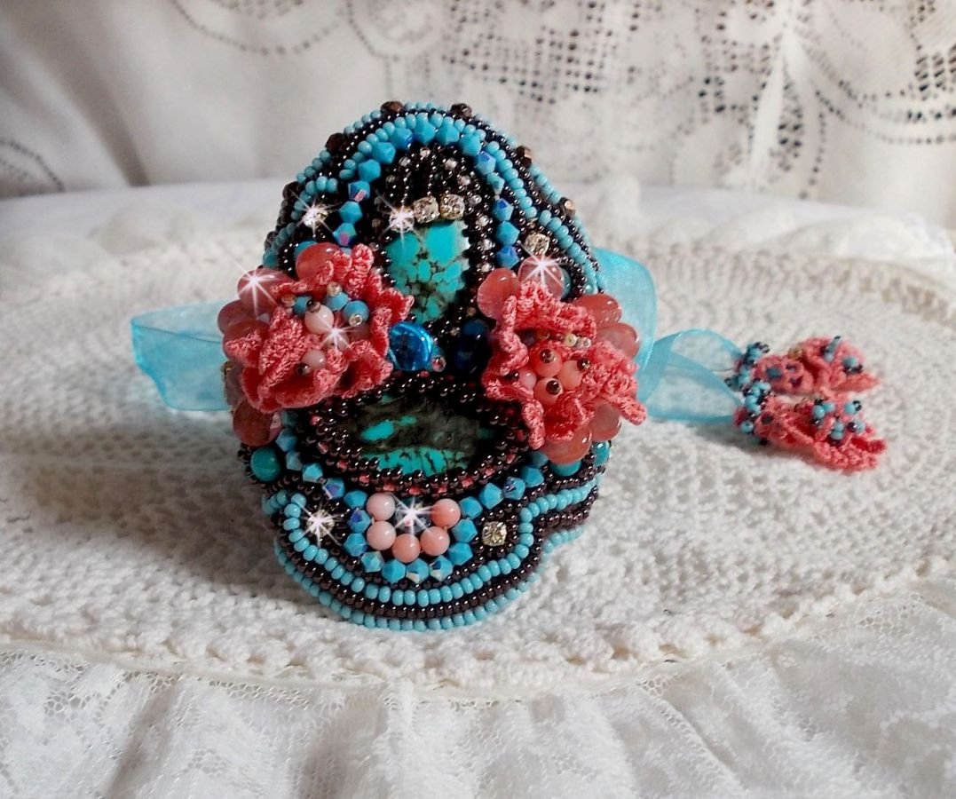 Bracelet Naïade Haute-Couture cuff embroidered with Turquoise cabochons, a very old pink lace, gemstone beads: Coral Light and seed beads 