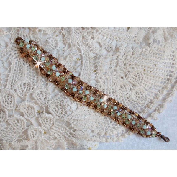 Water lily bracelet, a green and golden reflection with these Swarovski crystal spinners and these facets in bohemian glass