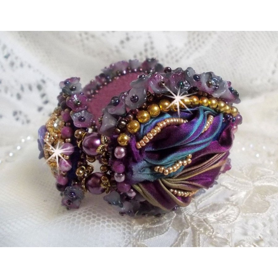 Bracelet La Passionnée de Venise brodé avec un ruban de soie Purple, des pierres semi-précieuse : Les sugililtes et des rocailles