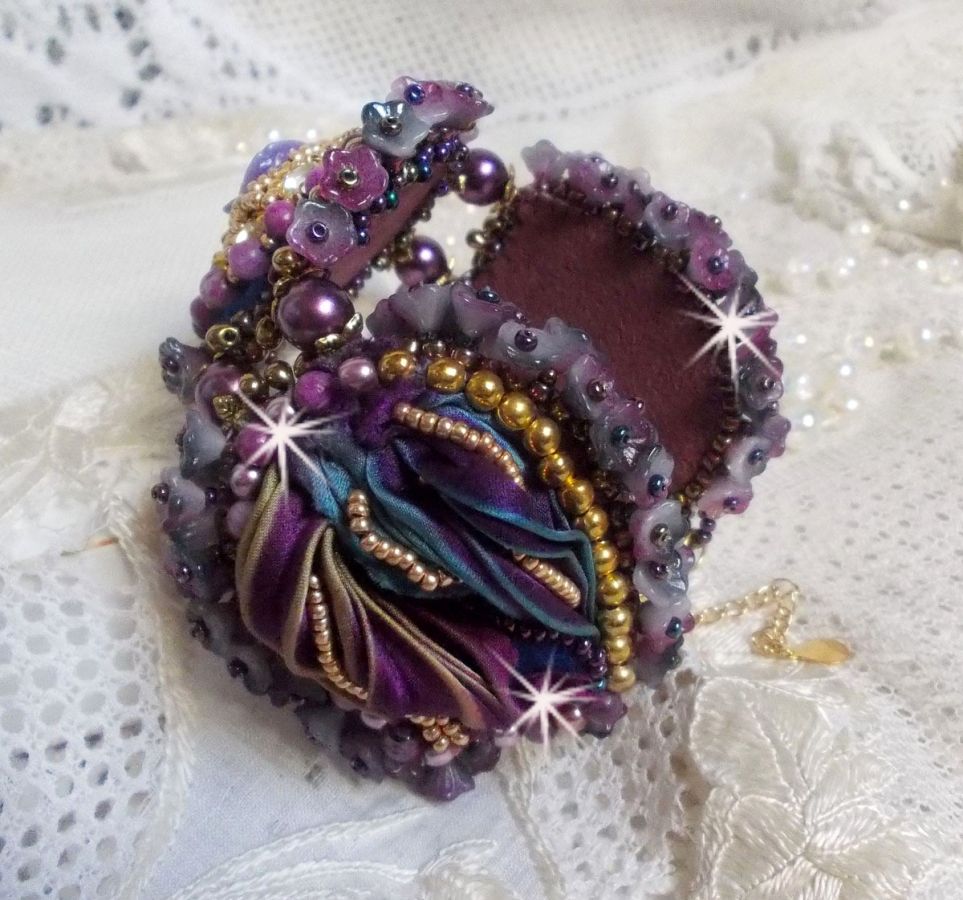 Bracelet La Passionnée de Venise brodé avec un ruban de soie Purple, des pierres semi-précieuse : Les sugililtes et des rocailles