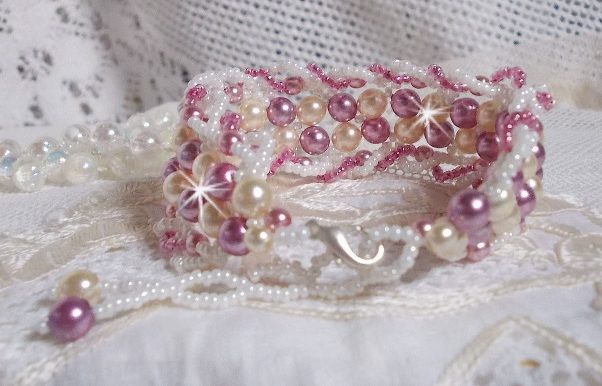 Relaxation bracelet With pearly pearls in Swarovski crystal