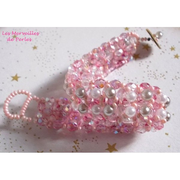 Bracelet perles Gouttes de rose avec des perles nacrées et des facettes.