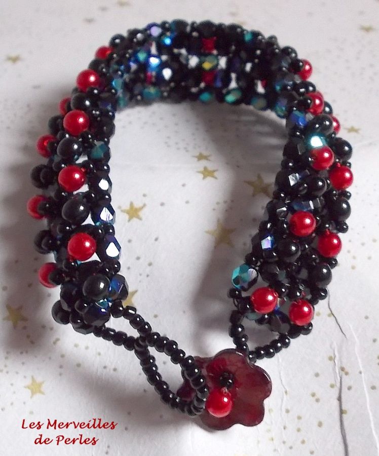 Black and red velvet beads bracelet with facets and pearly glass beads