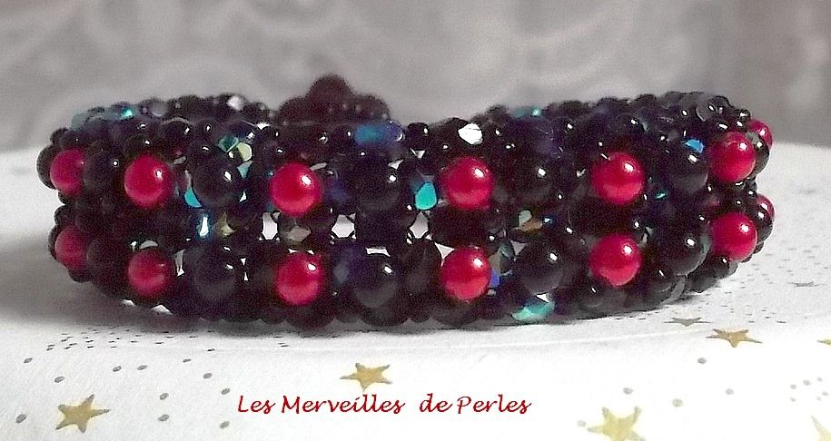 Black and red velvet beads bracelet with facets and pearly glass beads