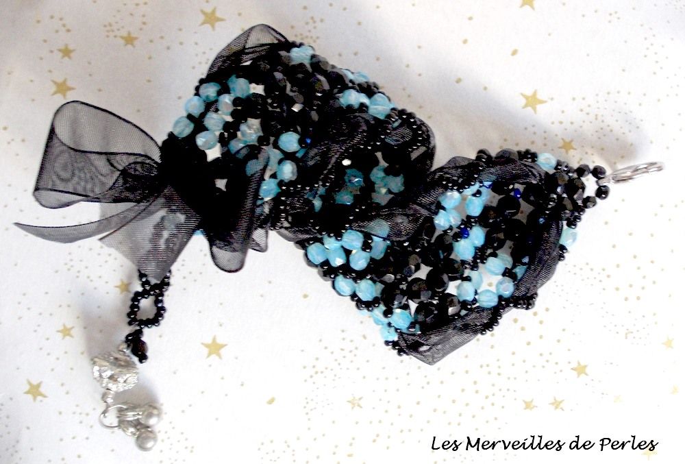 Prestige bracelet with black and blue facets and organza ribbon