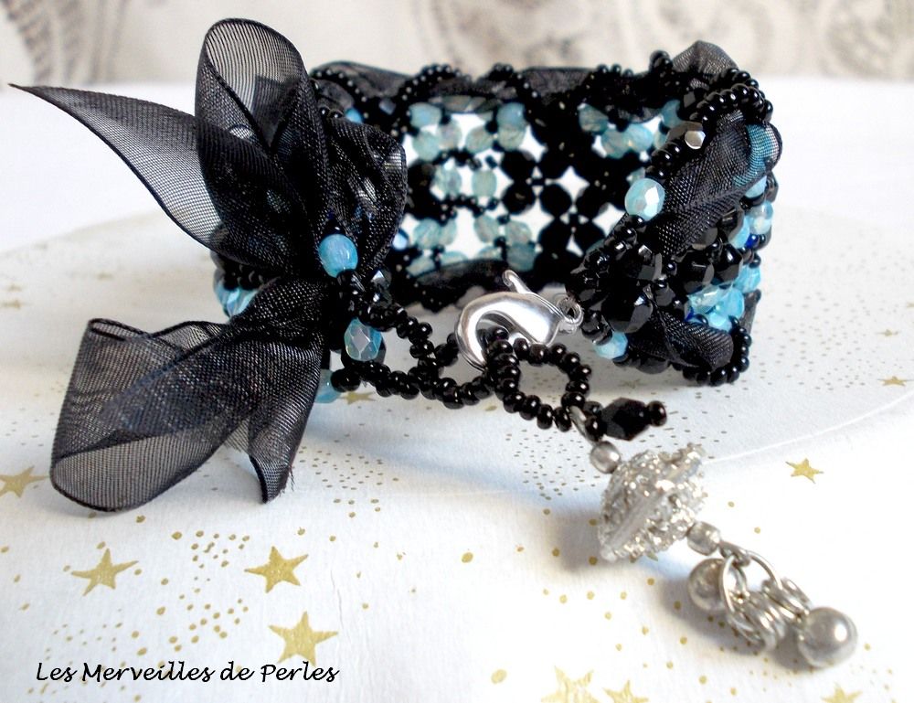 Prestige bracelet with black and blue facets and organza ribbon