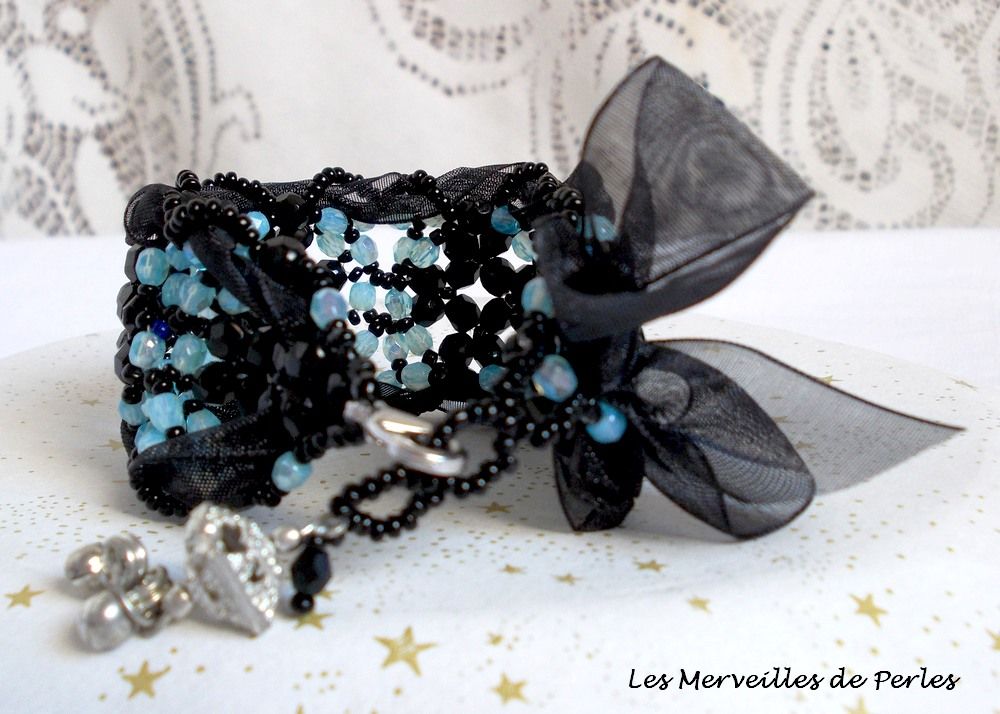 Prestige bracelet with black and blue facets and organza ribbon