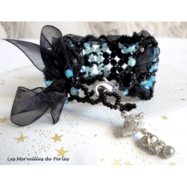 Prestige bracelet with black and blue facets and organza ribbon