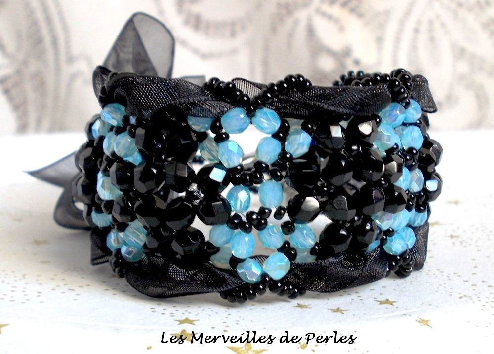 Prestige bracelet with black and blue facets and organza ribbon