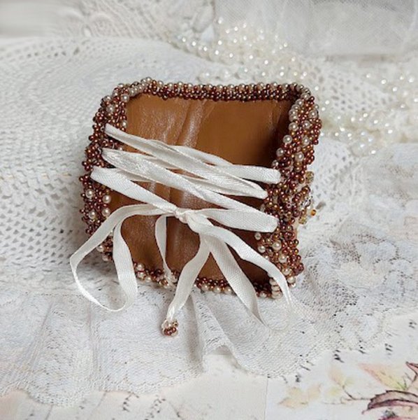 Bracelet Reflets de Rosée cuff embroidered with pearls, Swarovski crystals, seed beads and a very old lace
