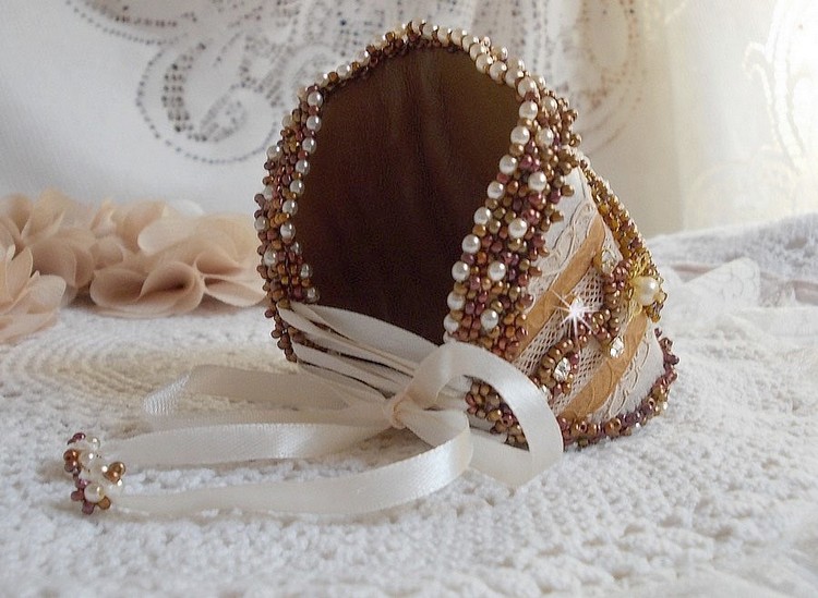 Bracelet Reflets de Rosée cuff embroidered with pearls, Swarovski crystals, seed beads and a very old lace