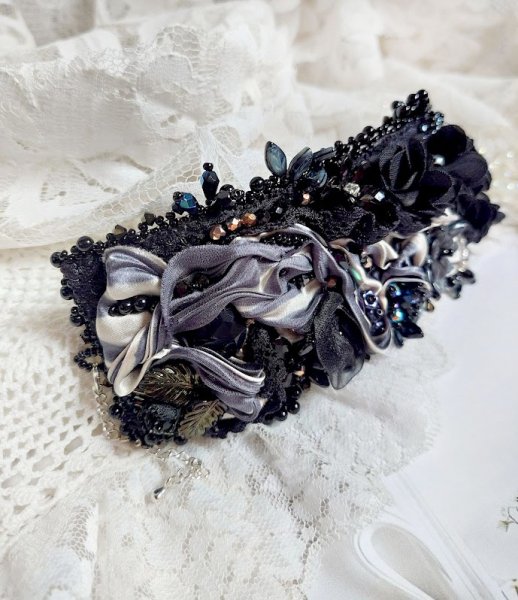 Bracelet Souvenir de Bal manchette brodé avec perles verres, ruban soie, dentelle, fleurs, argent 925 et Perles Cristal 