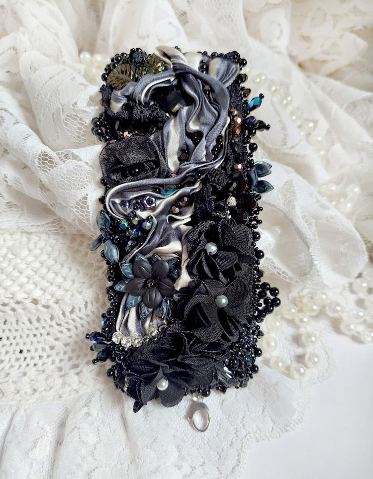 Bracelet Souvenir de Bal manchette brodé avec perles verres, ruban soie, dentelle, fleurs, argent 925 et Perles Cristal 