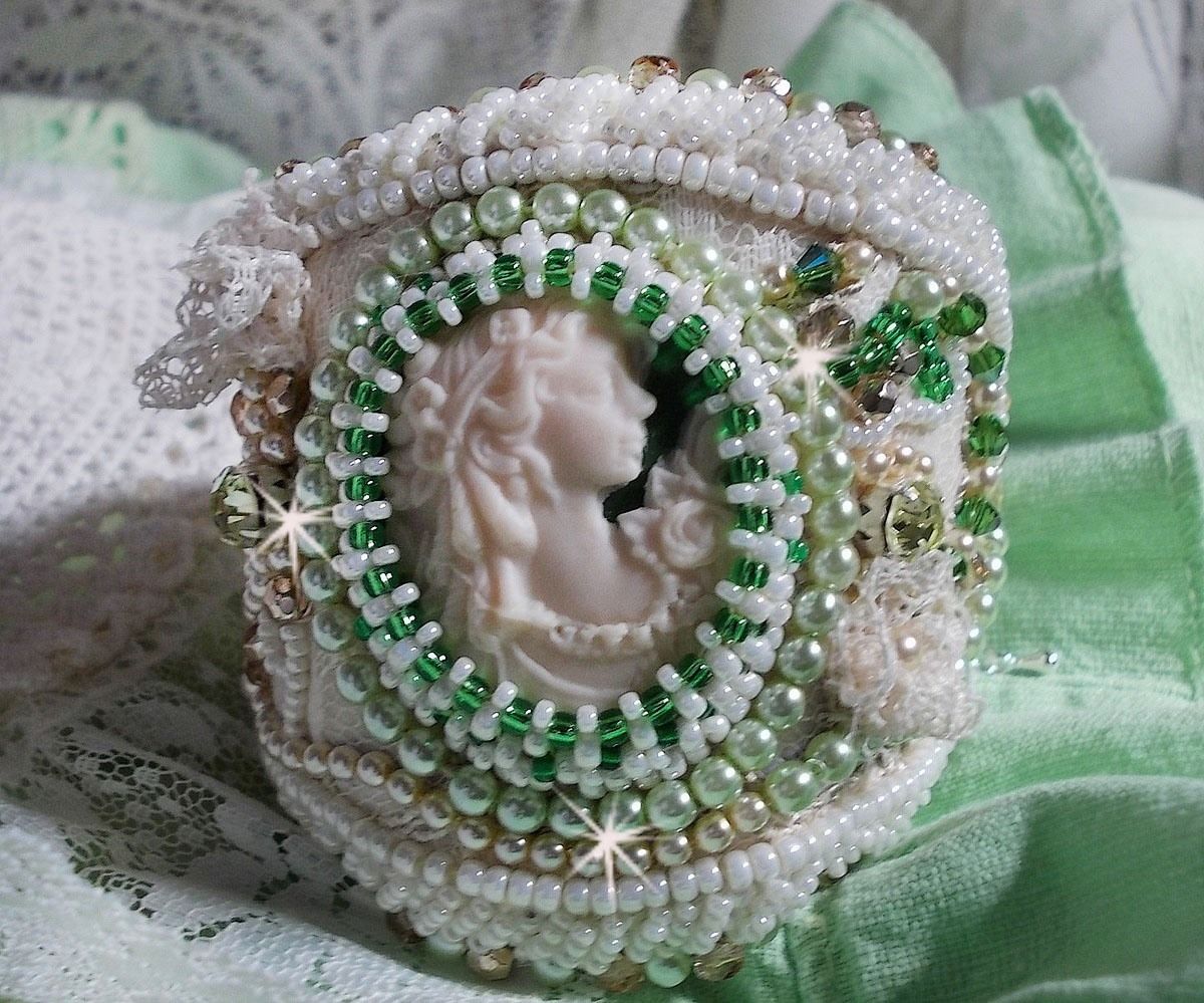 Bracelet Seduction Charm cuff embroidered with a lace, a resin cabochon Victorian style, facets and seed beads