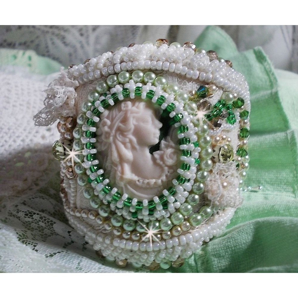 Bracelet Seduction Charm cuff embroidered with a lace, a resin cabochon Victorian style, facets and seed beads