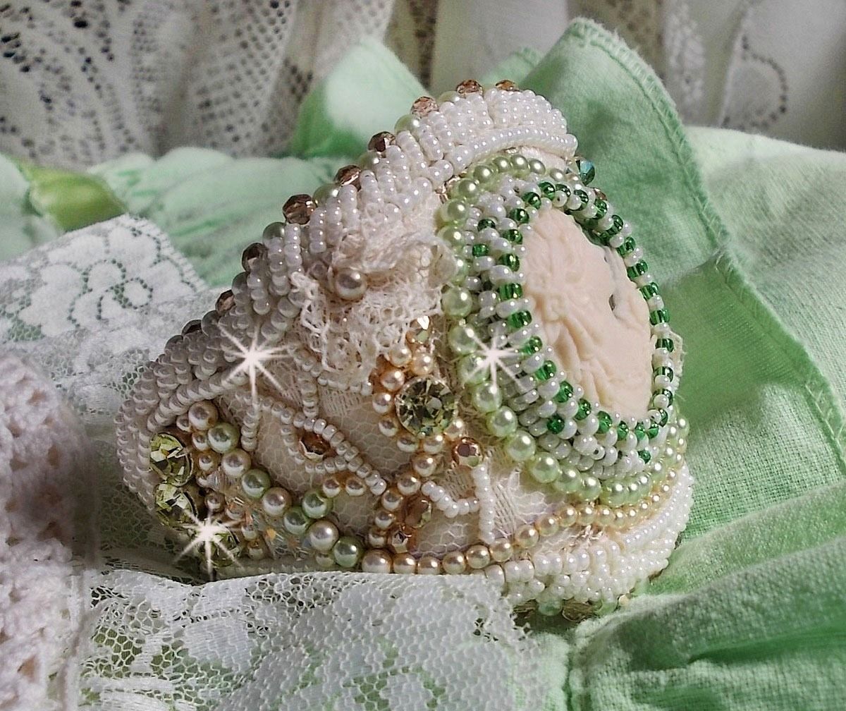 Bracelet Seduction Charm cuff embroidered with a lace, a resin cabochon Victorian style, facets and seed beads