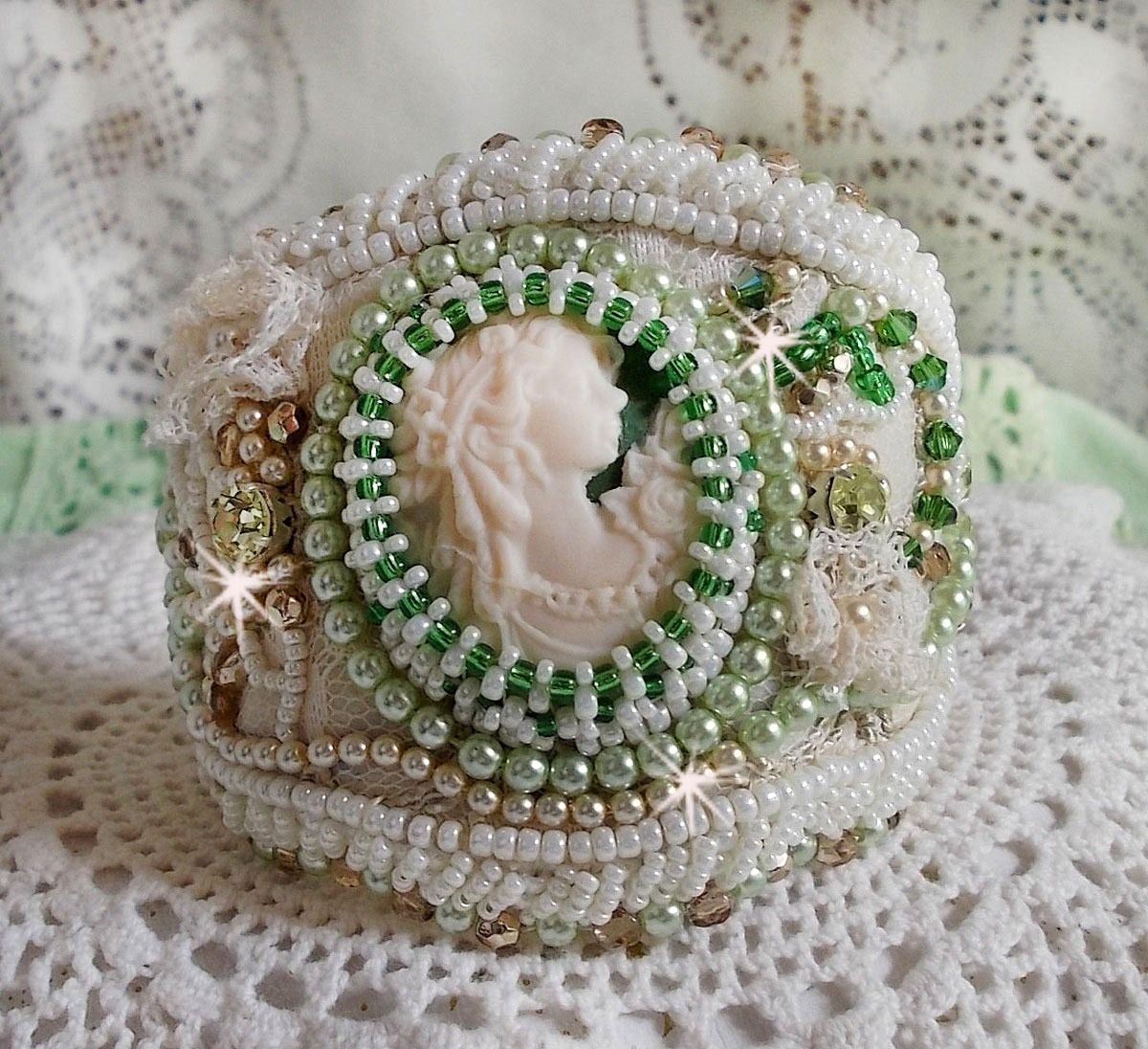 Bracelet Seduction Charm cuff embroidered with a lace, a resin cabochon Victorian style, facets and seed beads