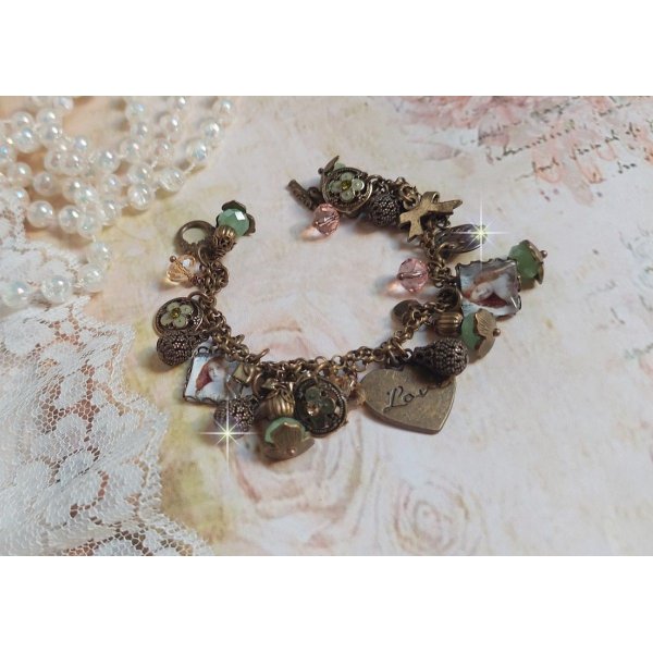 Bracelet Temps d&rsquo;une Folie avec breloques : c&oelig;ur, perles, gouttes filigran&eacute;es, fleurs &eacute;maill&eacute;es, perles rondes, cabochons carr&eacute;s et perles rondes en Verre. Mont&eacute;s sur cha&icirc;nes et fermoir en T Bronze