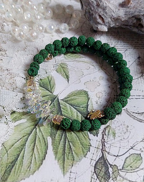 Bracelet Couronne Emeraude avec pierres de lave teint&eacute;e, perles cristal Swarovski et breloque arbre de vie m&eacute;tal