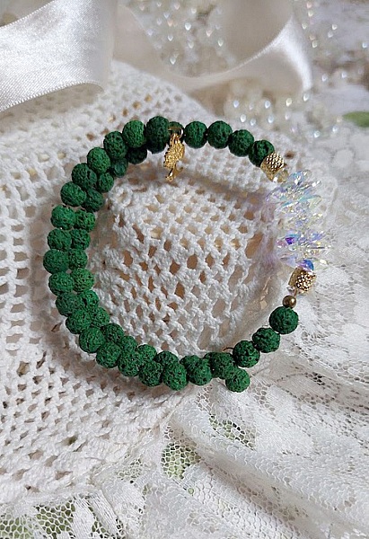 Bracelet Couronne Emeraude avec pierres de lave teint&eacute;e, perles cristal Swarovski et breloque arbre de vie m&eacute;tal