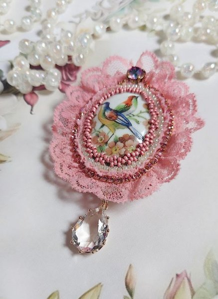 Broche Amour d&rsquo;oiseaux brod&eacute;e avec cabochon porcelaine de limoge, perle cristal, dentelle et pendentif cristal de verre