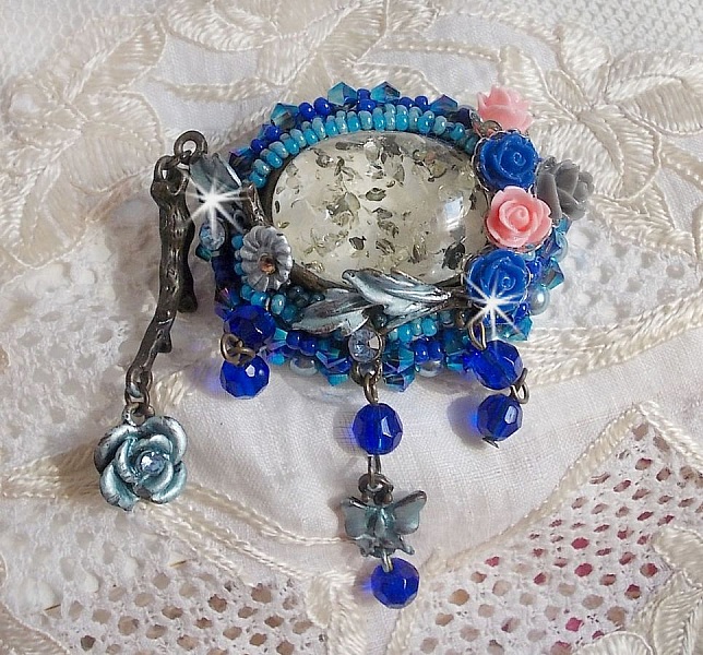 Broche Ang&eacute;line baroque tr&egrave;s ancienne relook&eacute;e sur une broderie avec un tr&egrave;s ancien cabochon en verre, des roses en r&eacute;sine et des rocailles