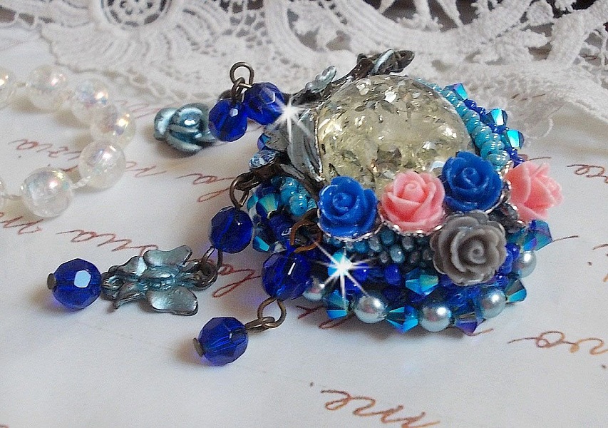 Broche Ang&eacute;line baroque tr&egrave;s ancienne relook&eacute;e sur une broderie avec un tr&egrave;s ancien cabochon en verre, des roses en r&eacute;sine et des rocailles