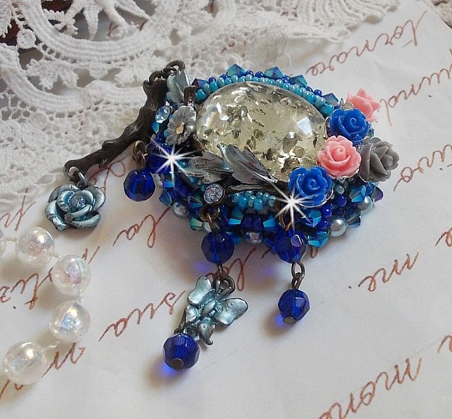 Broche Ang&eacute;line baroque tr&egrave;s ancienne relook&eacute;e sur une broderie avec un tr&egrave;s ancien cabochon en verre, des roses en r&eacute;sine et des rocailles