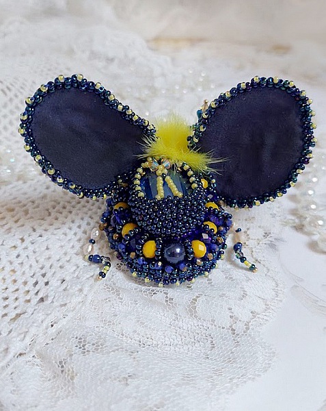 Broche Cara Royal Soleil, brod&eacute;e avec perles d&rsquo;eau douce, sequins, verre, strass et cristaux de swarovski