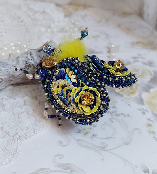 Broche Cara Royal Soleil, brod&eacute;e avec perles d&rsquo;eau douce, sequins, verre, strass et cristaux de swarovski