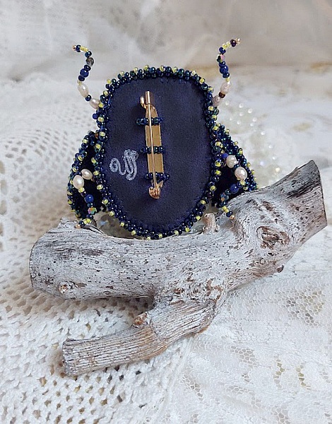 Broche Cara Royal Soleil, brod&eacute;e avec perles d&rsquo;eau douce, sequins, verre, strass et cristaux de swarovski