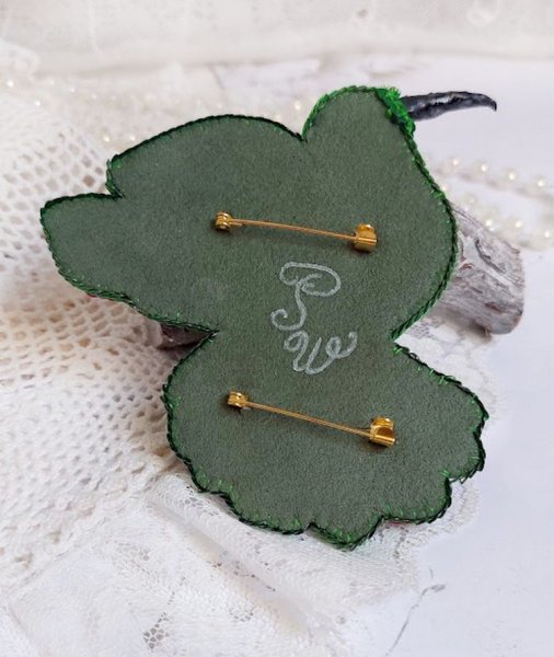 Broche Colibri Hibiscus brod&eacute;e avec sequins, perles verres et perles Cristal Swarovski