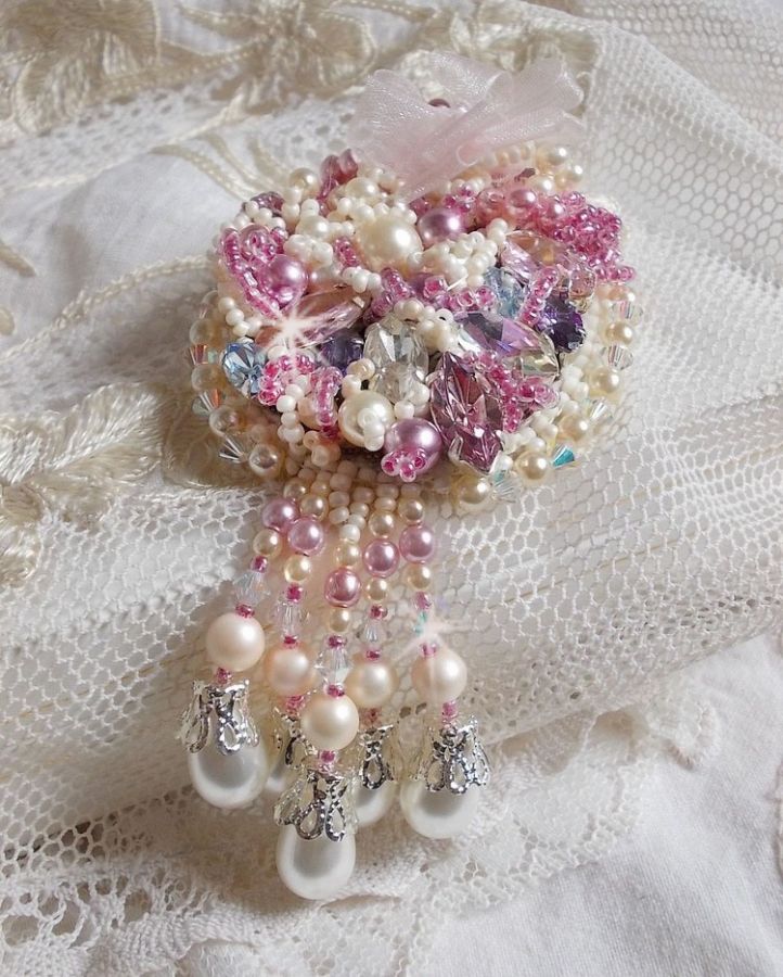 Broche Fleur d'Eté Haute-Couture brodée avec des Cristaux de Swarovski, une estampe filigranée, un ruban et une broche à l'arrière en argent 925/1000