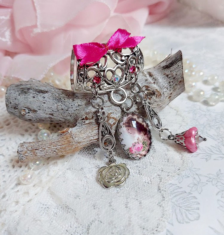 Broche Luna créée avec cabochon et clochette verre, pendentifs arabesques métal et perles cristal Swarovski