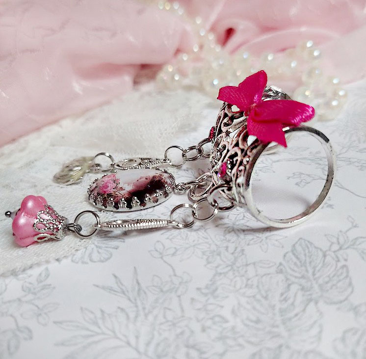 Broche Luna créée avec cabochon et clochette verre, pendentifs arabesques métal et perles cristal Swarovski