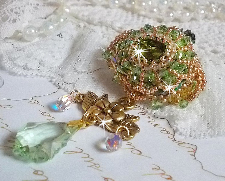 Broche Garden Party brod&eacute;e avec des cristaux de Swarovski, un cabochon vert Olivine en verre de boh&egrave;me des ann&eacute;es 1960 et des rocailles