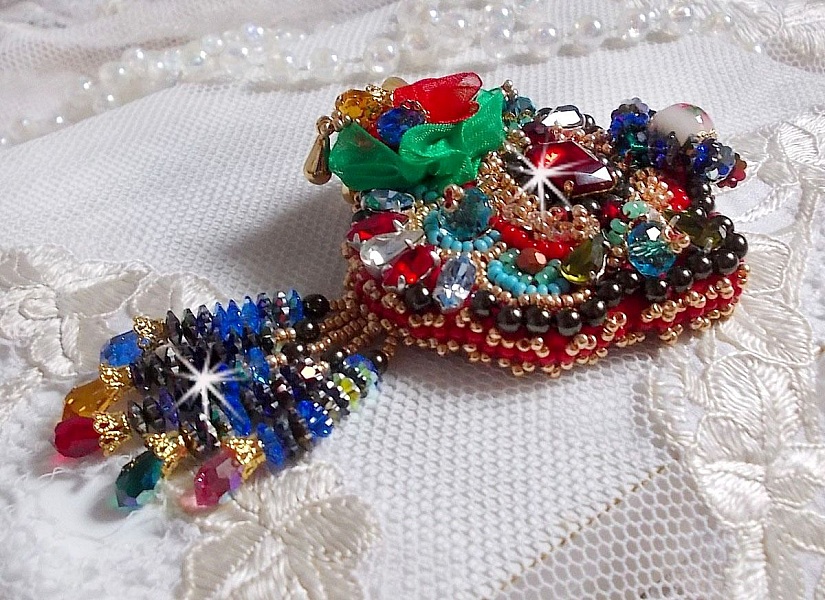 Broche Mia Haute-Couture brod&eacute;e avec des Cristaux de Swarovski, un cabochon vintage des ann&eacute;es 1960, des fleurs Lucite, des perles rondes nacr&eacute;es et des rocailles, 