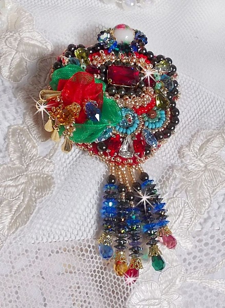 Broche Mia Haute-Couture brod&eacute;e avec des Cristaux de Swarovski, un cabochon vintage des ann&eacute;es 1960, des fleurs Lucite, des perles rondes nacr&eacute;es et des rocailles, 