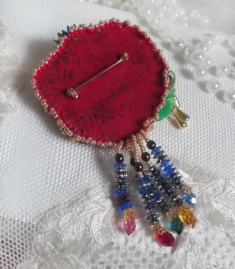 Broche Mia Haute-Couture brodée avec des Cristaux de Swarovski, un cabochon vintage des années 1960, des fleurs Lucite, des perles rondes nacrées et des rocailles, 