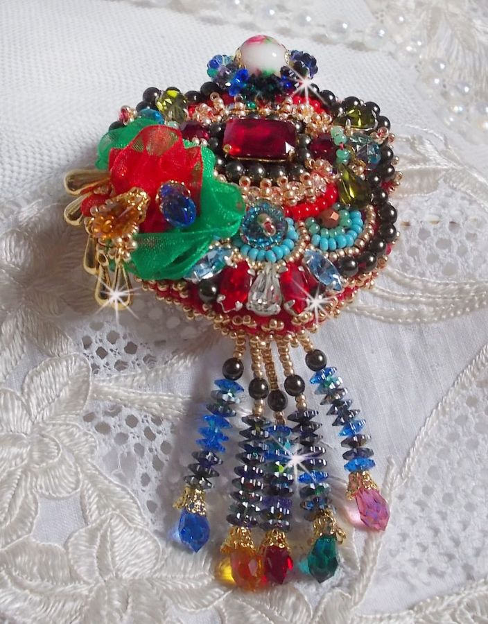 Broche Mia Haute-Couture brodée avec des Cristaux de Swarovski, un cabochon vintage des années 1960, des fleurs Lucite, des perles rondes nacrées et des rocailles, 