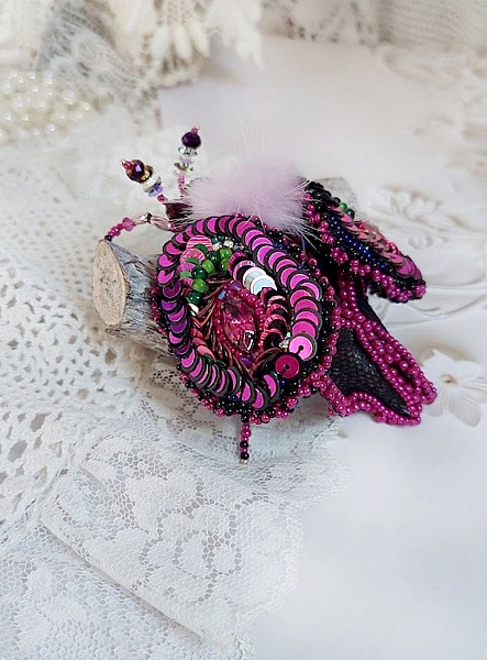 Broche Mouchi Rose Fuchsia et Noir brod&eacute;e avec sequins, strass, perles verres, rocailles et perles cristal Swarovski
