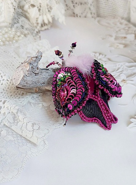 Broche Mouchi Rose Fuchsia et Noir brod&eacute;e avec sequins, strass, perles verres, rocailles et perles cristal Swarovski