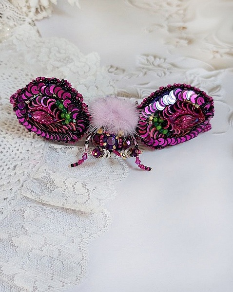 Broche Mouchi Rose Fuchsia et Noir brod&eacute;e avec sequins, strass, perles verres, rocailles et perles cristal Swarovski