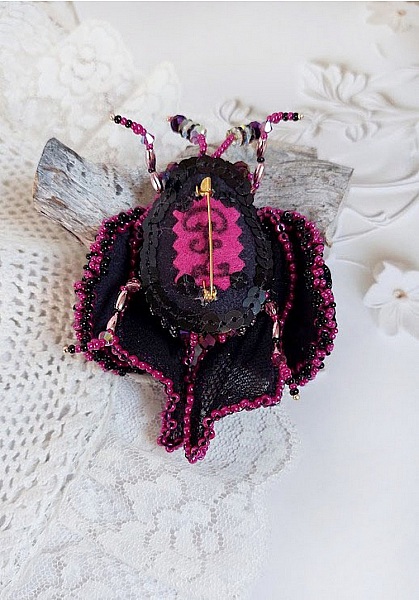 Broche Mouchi Rose Fuchsia et Noir brod&eacute;e avec sequins, strass, perles verres, rocailles et perles cristal Swarovski