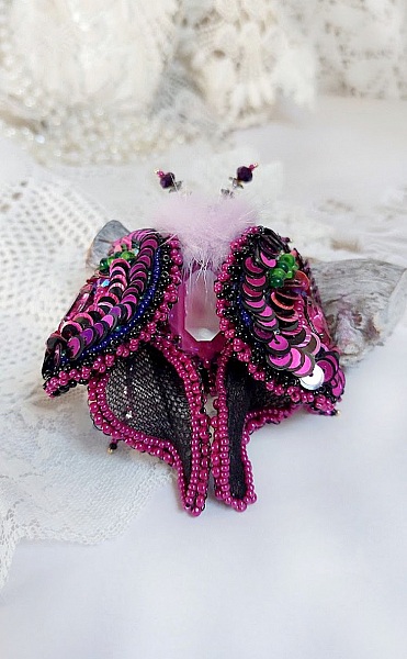 Broche Mouchi Rose Fuchsia et Noir brod&eacute;e avec sequins, strass, perles verres, rocailles et perles cristal Swarovski