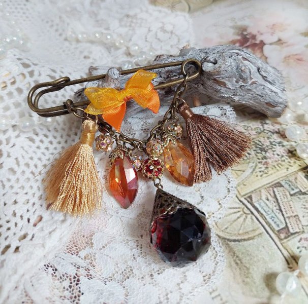 Broche Méline des Bois épingle créée avec rondes strass, pompons, gouttes verre, chaîne et boule de bohème en verre