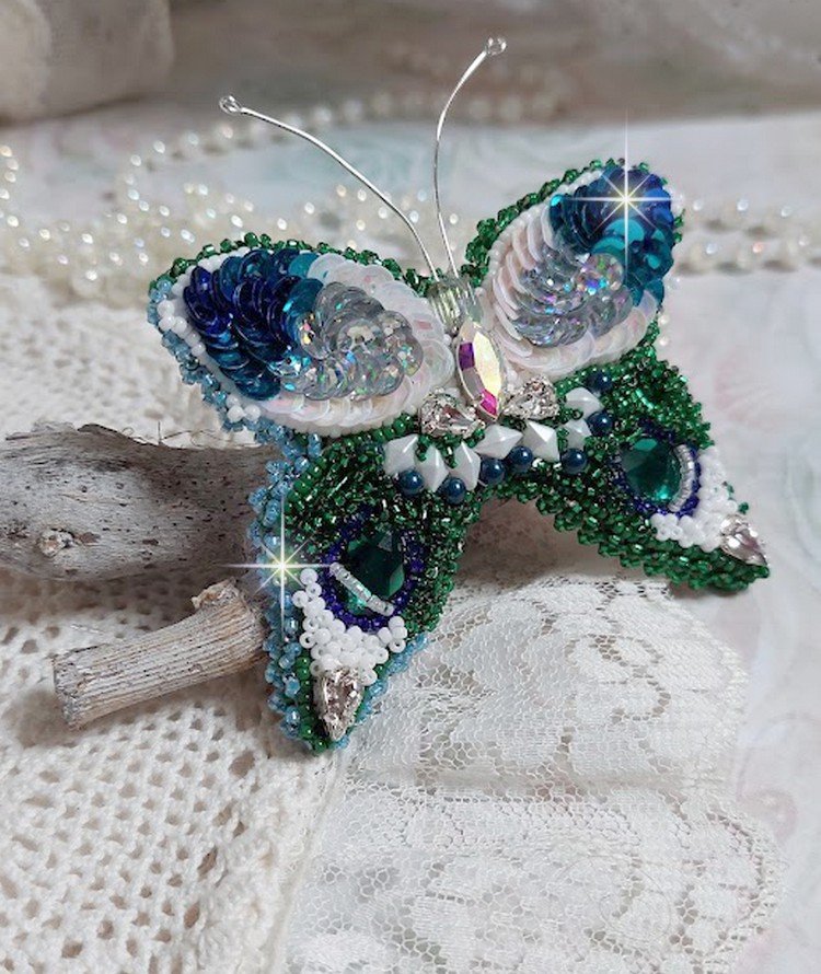 Broche Papillon Clair de Lune Lune brodée avec cabochons ovales, poires, navettes, perles nacrées